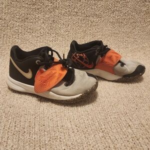 NIKE Kyrie Flytrap III basketball Shoes Size 1.5y
